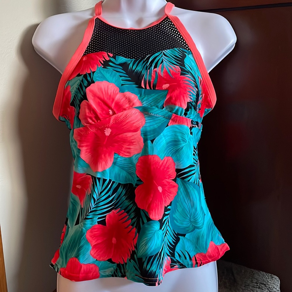 NWOT Never worn swimsuit top